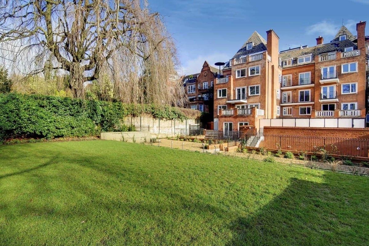 Flat Fitzjohn's Avenue in Greater London