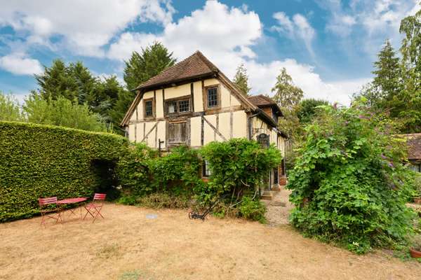 House Kennel Lane in Surrey Heath