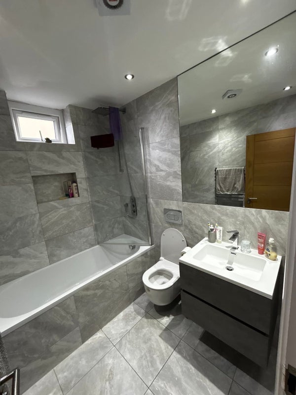 Room Effra Road in Greater London