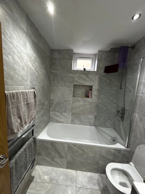 Room Effra Road in Greater London