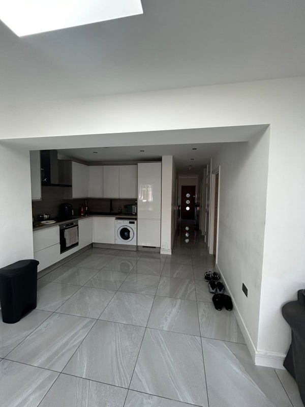 Room Effra Road in Greater London