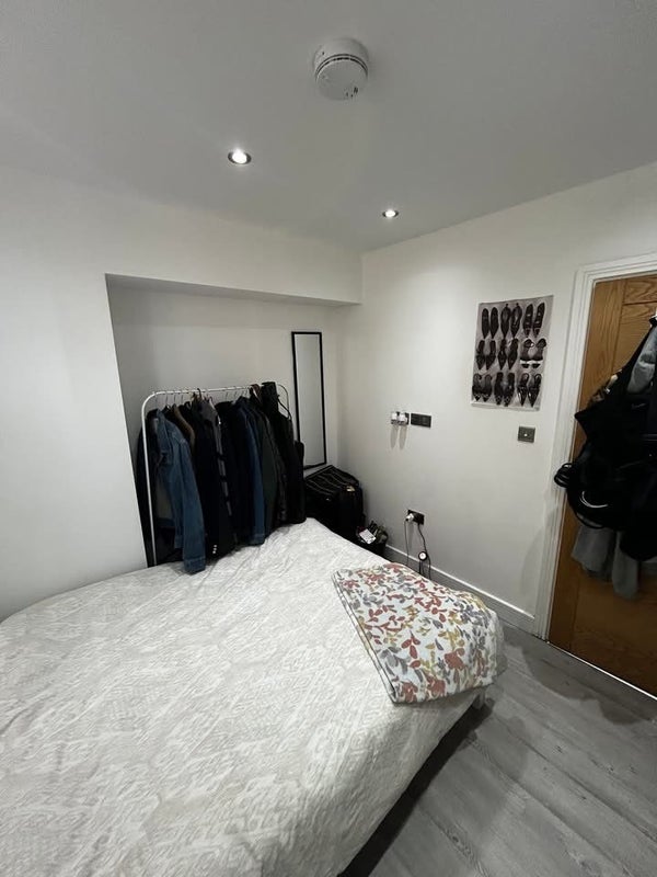 Room Effra Road in Greater London