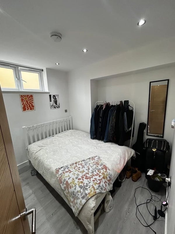 Room Effra Road in Greater London