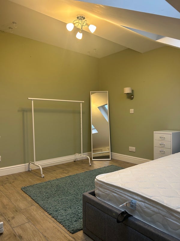 Room High Street in Greater London