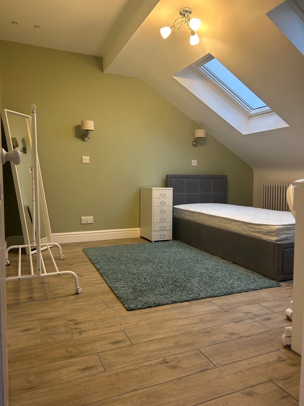 Room High Street in Greater London