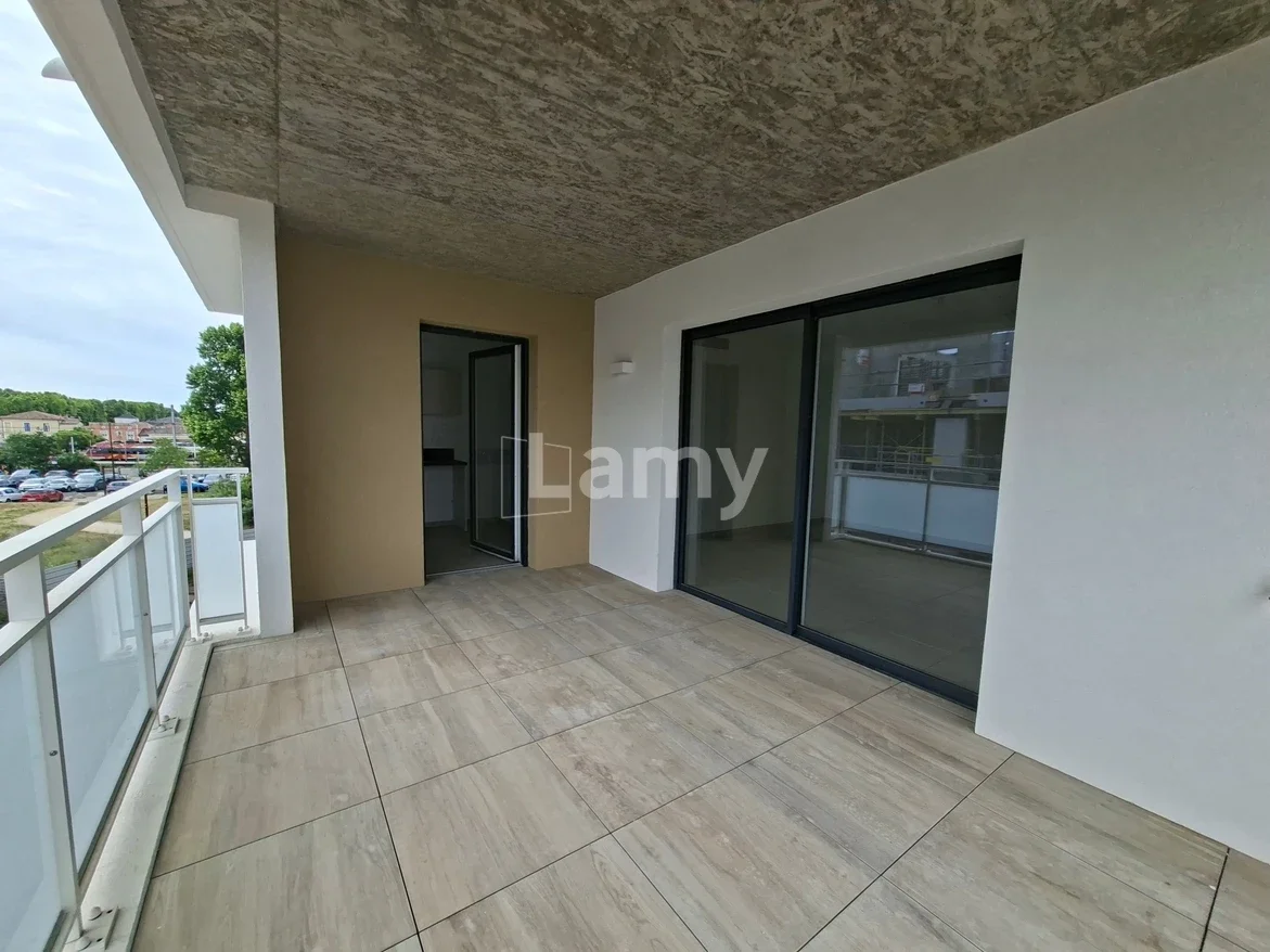 Flat Avenue Louis Abric in Lunel