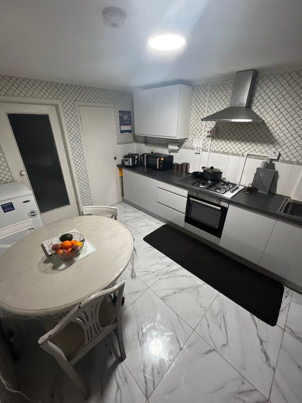 Room Shipley Road in Crawley
