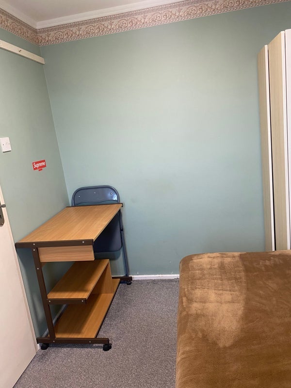 Room Shipley Road in Crawley