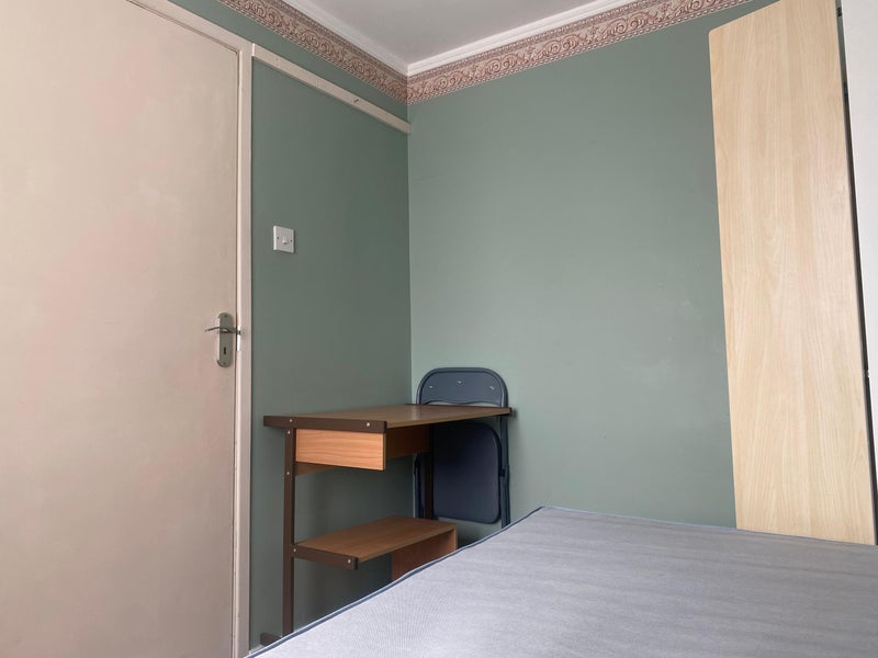 Room Shipley Road in Crawley