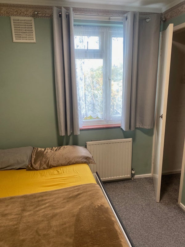 Room Shipley Road in Crawley