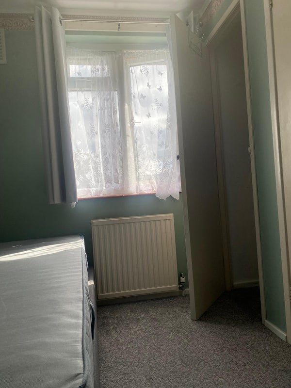 Room Shipley Road in Crawley