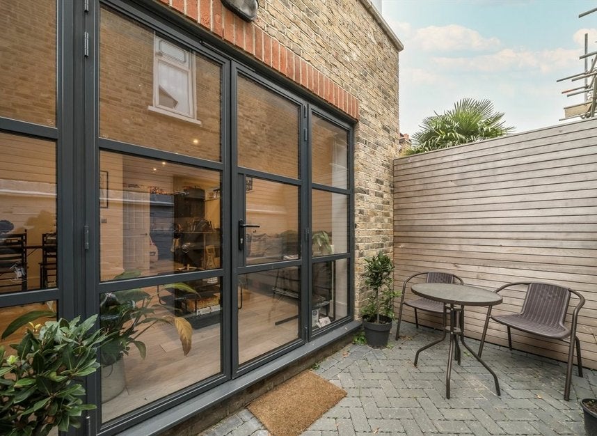 Flat Brockley Road in Greater London