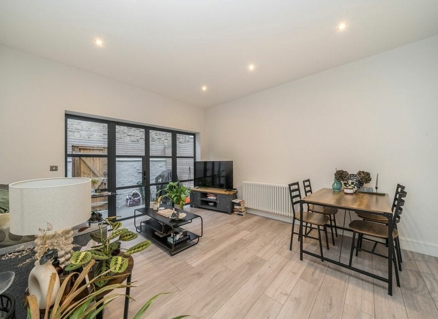 Flat Brockley Road in Greater London