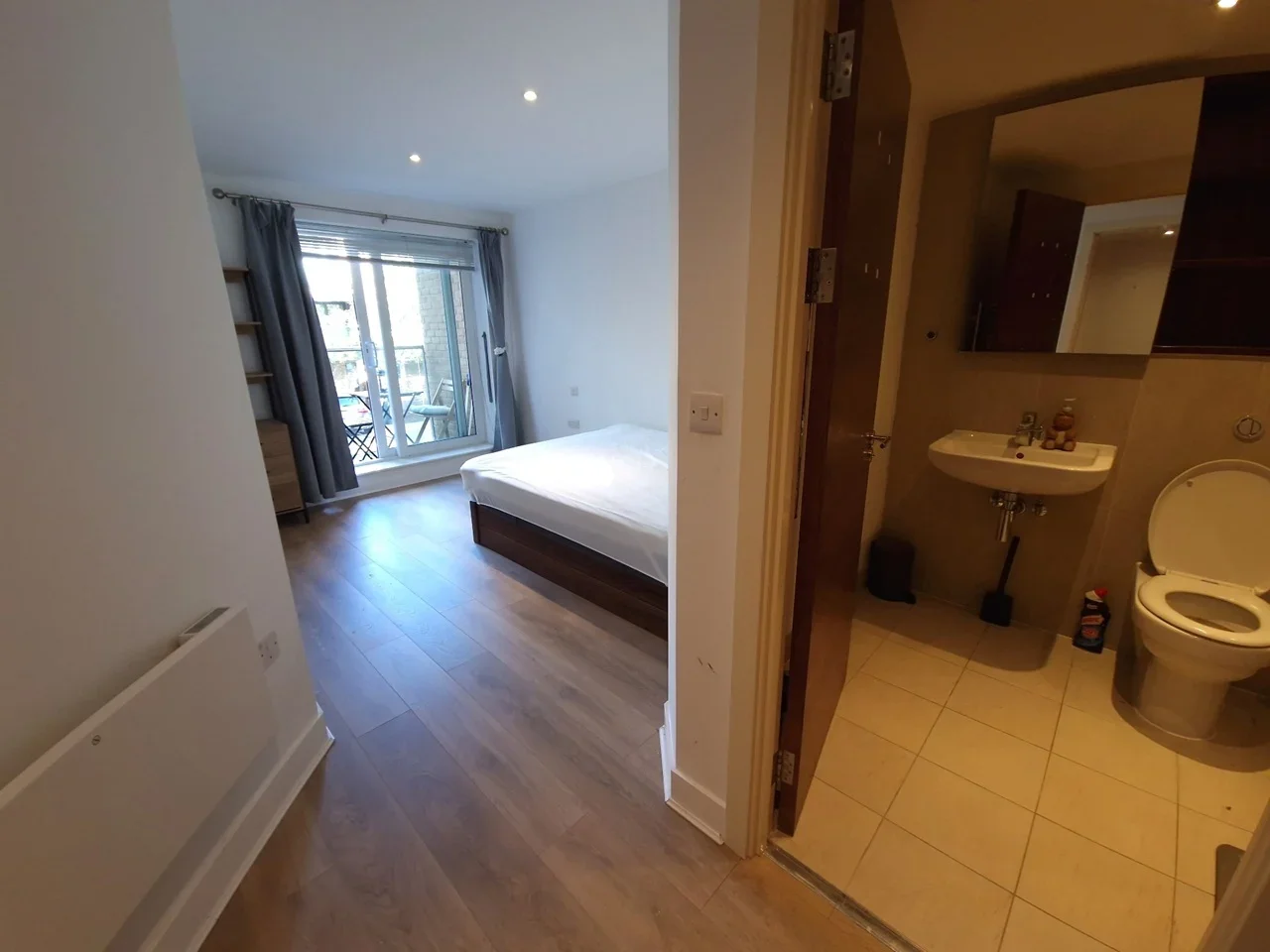 Flat Ashfield Road in Greater London