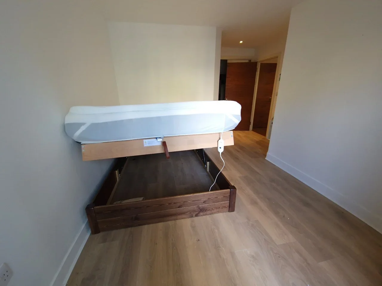 Flat Ashfield Road in Greater London