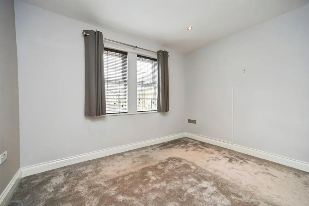 Flat Clifford Drive in Leeds