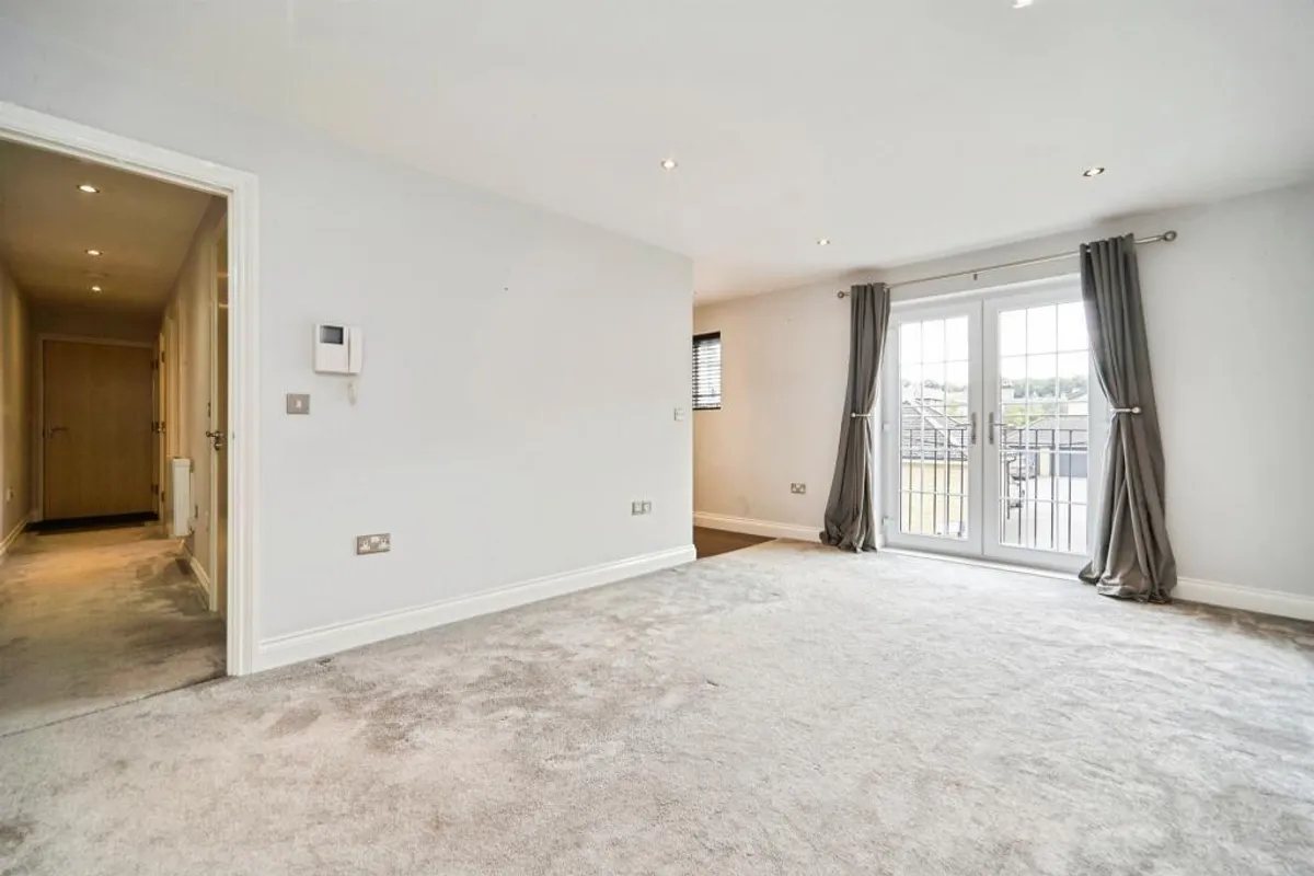 Flat Clifford Drive in Leeds