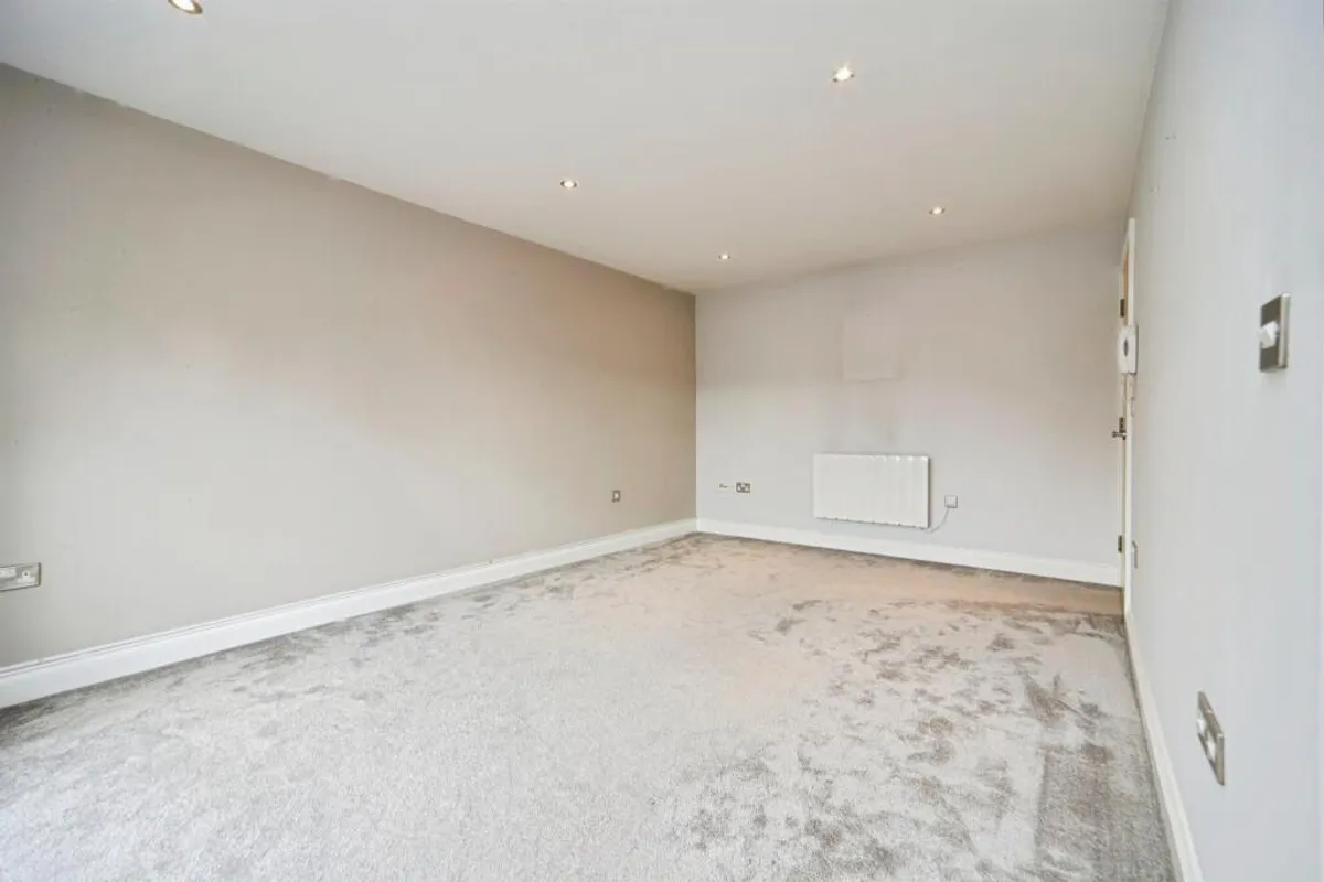 Flat Clifford Drive in Leeds