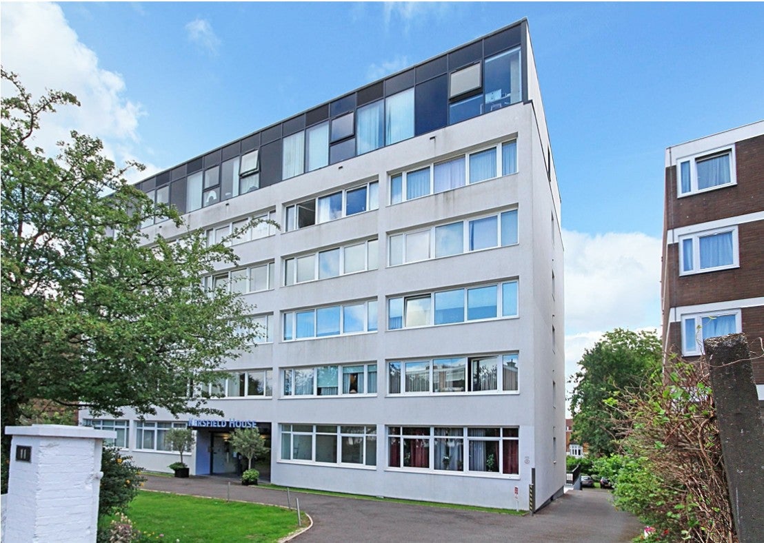 Flat Kersfield Road in Greater London