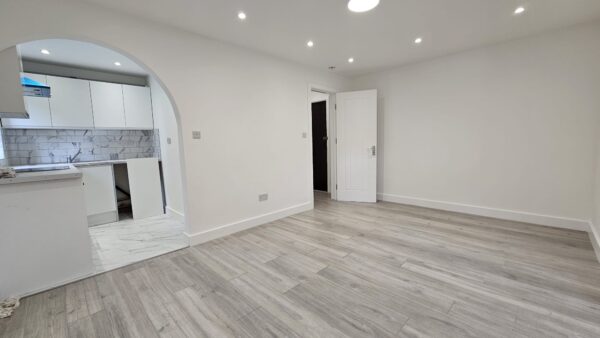 Flat Maltby Drive in Greater London