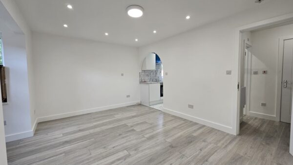Flat Maltby Drive in Greater London