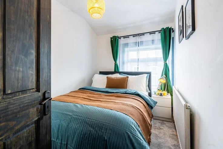 Flat Scotts Road in Greater London