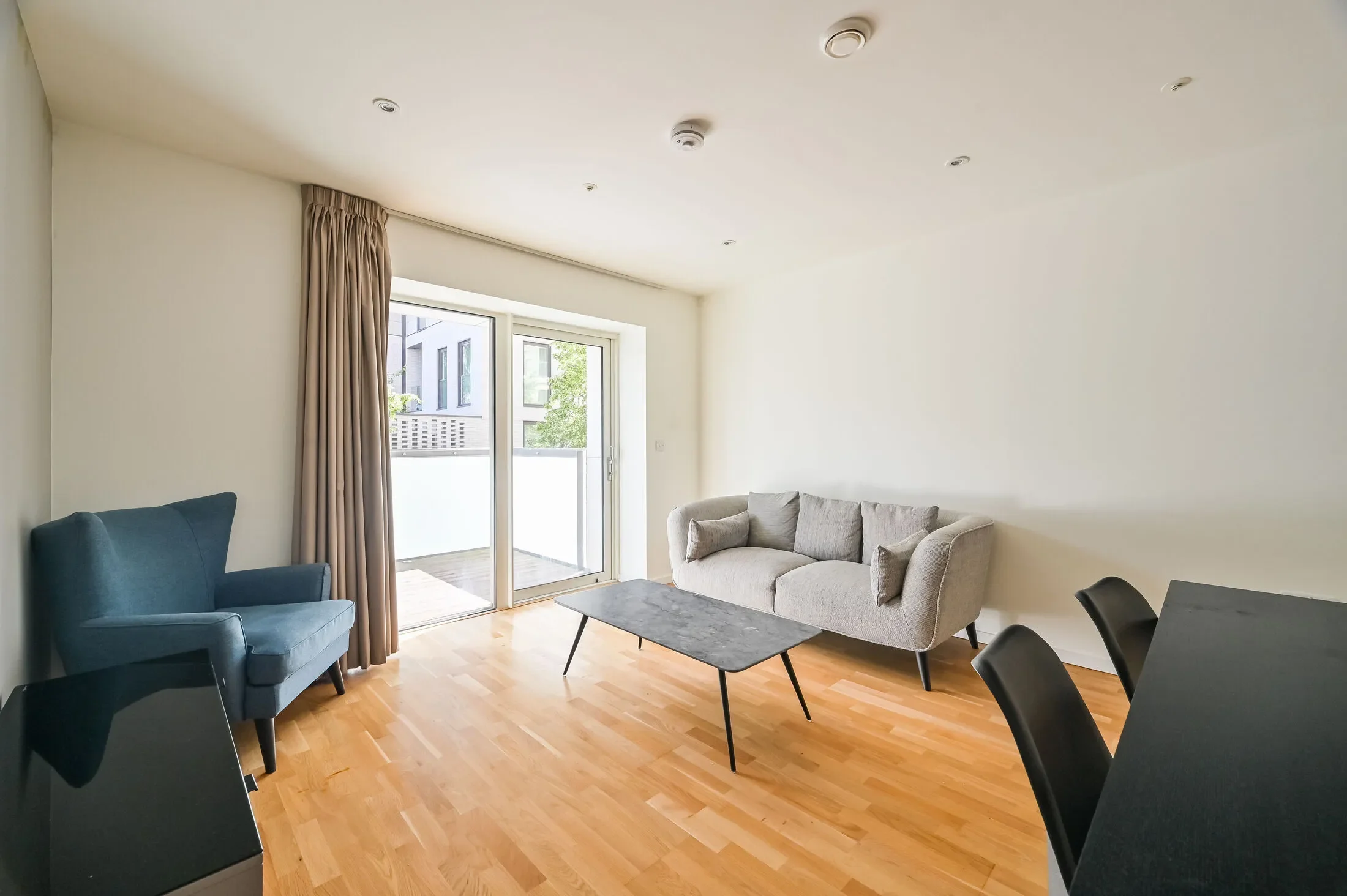 Flat Mirabelle Gardens in Greater London