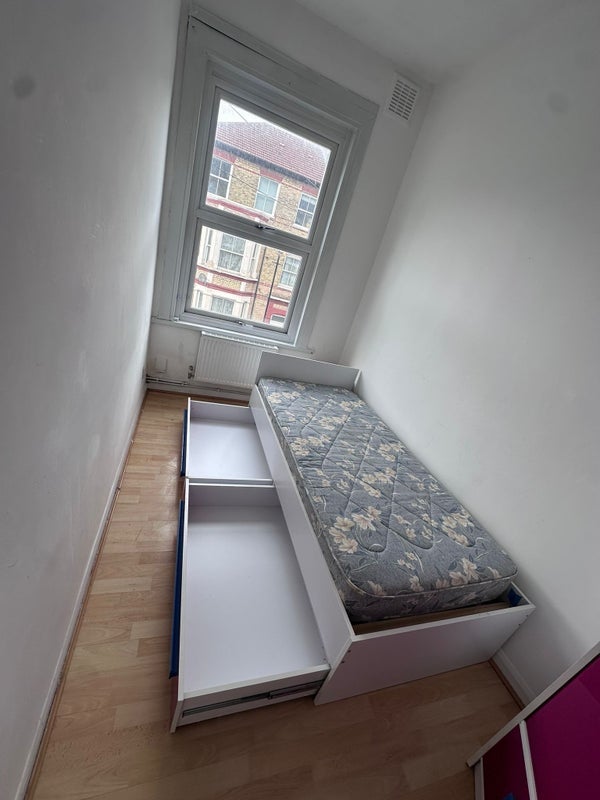 Room Spring Hill in Greater London