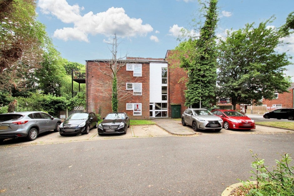Flat Braybourne Close in Greater London