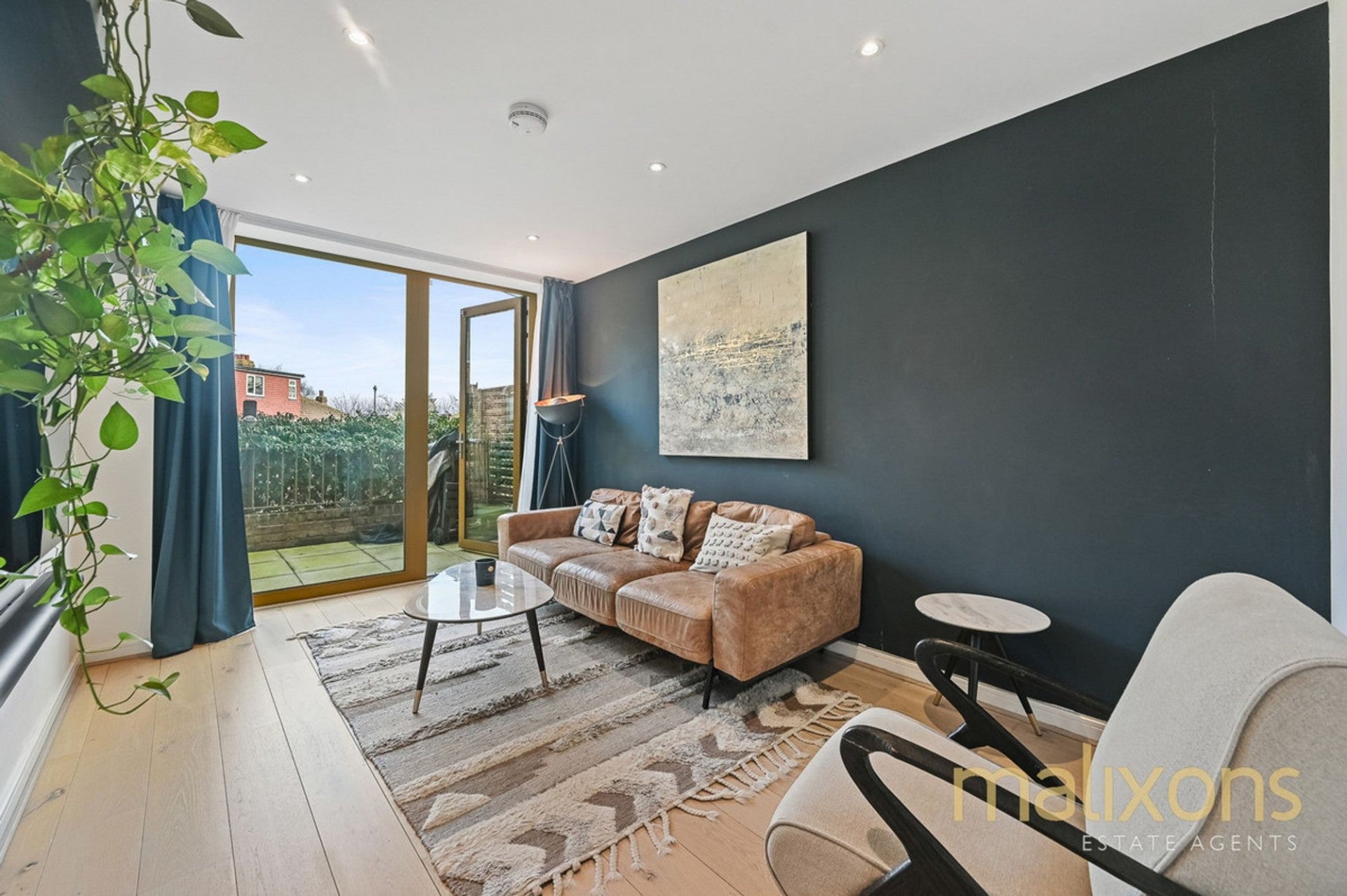 Flat Caithness Road in Greater London