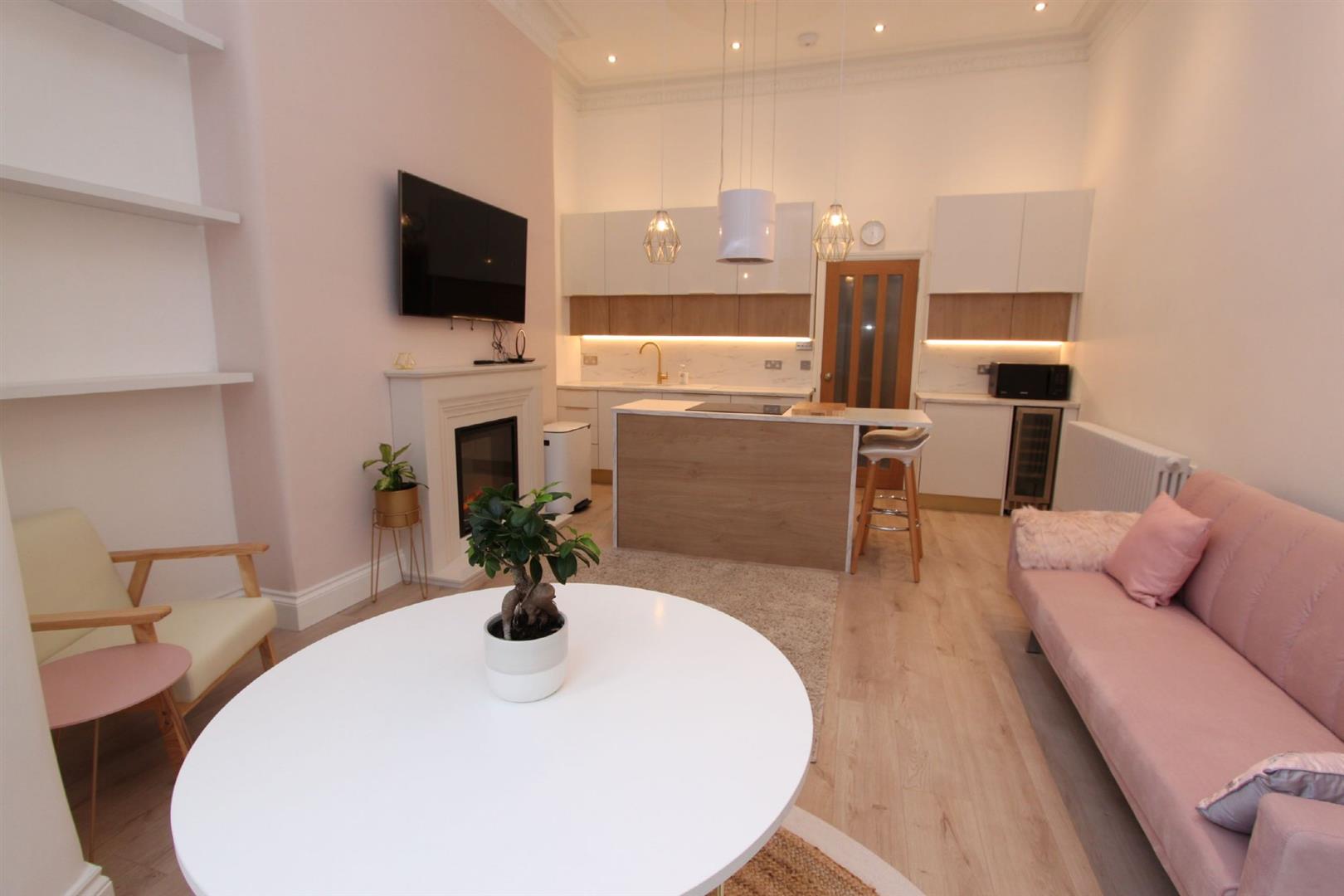 Flat Holyrood Place in Plymouth