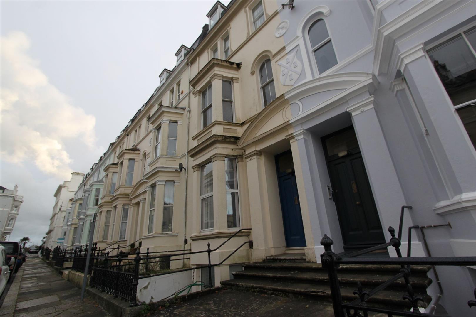 Flat Holyrood Place in Plymouth