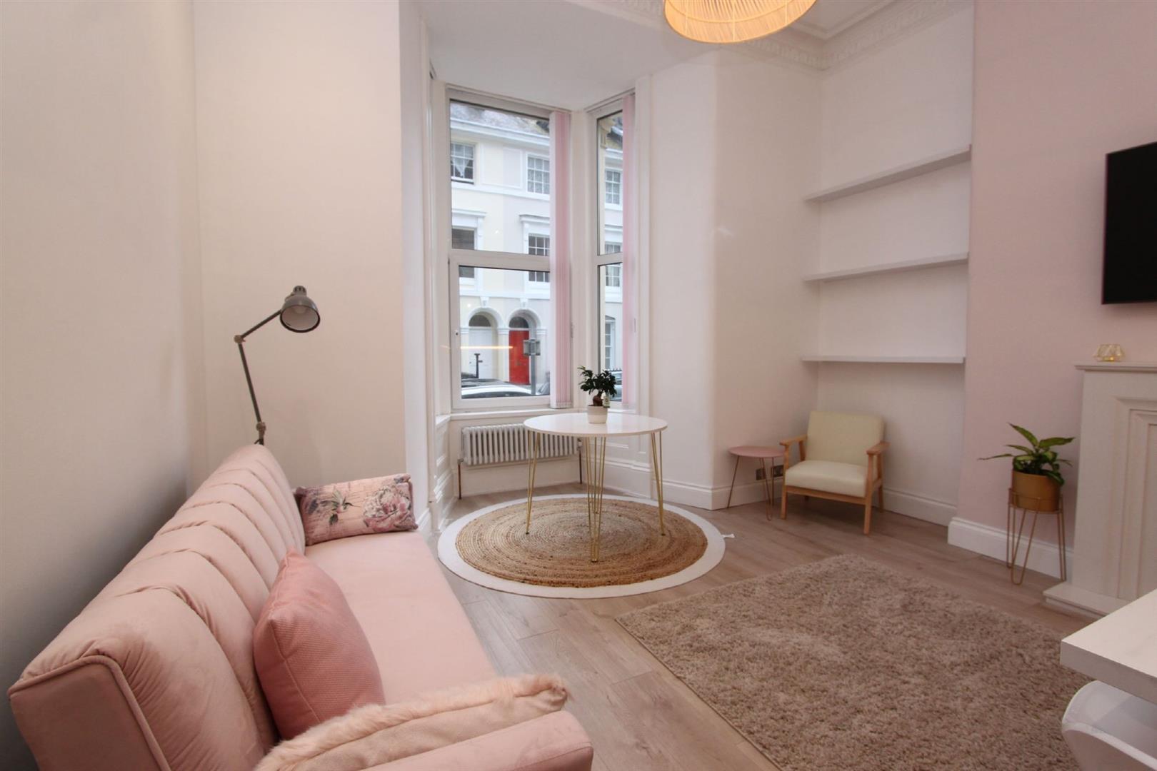 Flat Holyrood Place in Plymouth