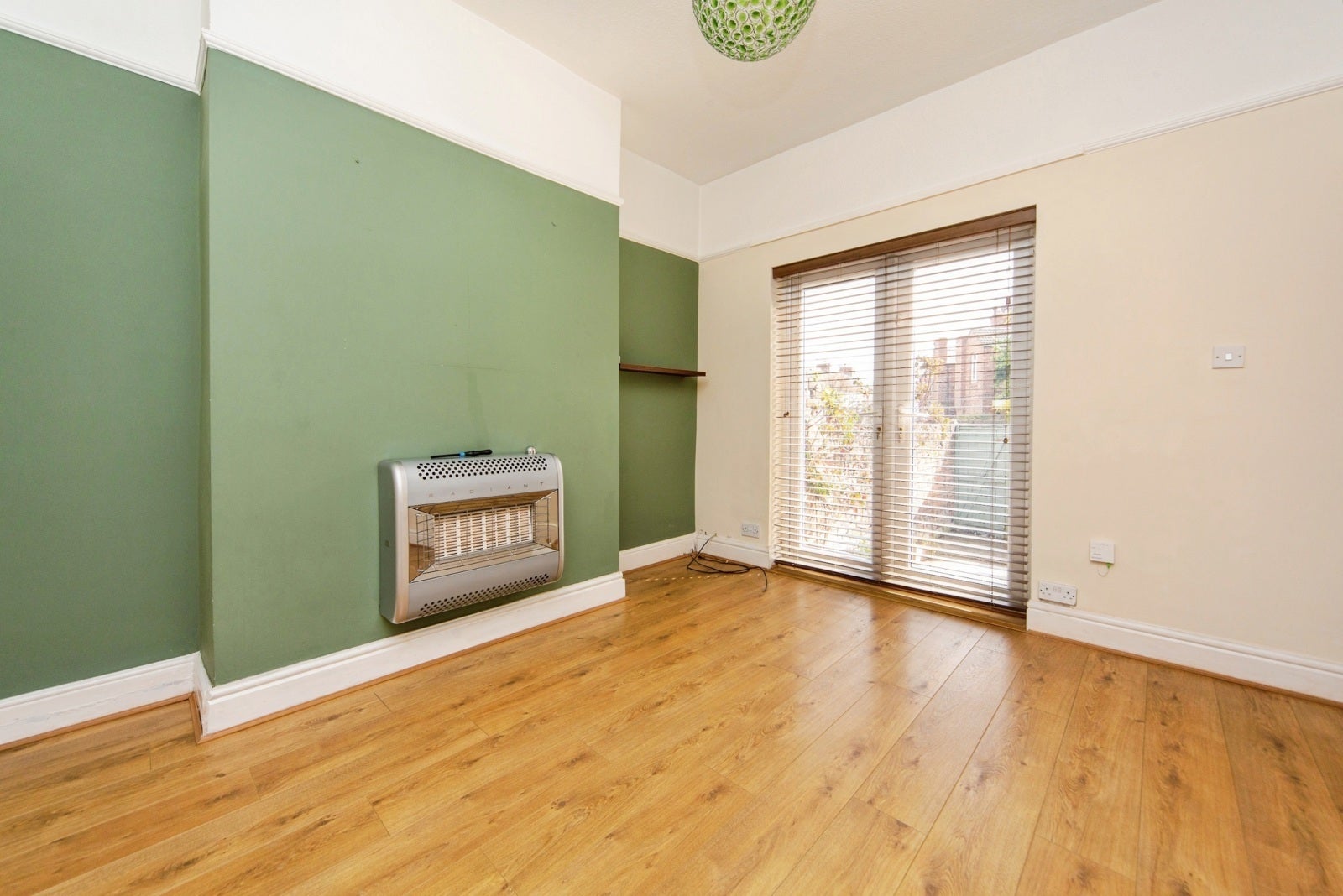 Flat Kingsdale Avenue in Birkenhead