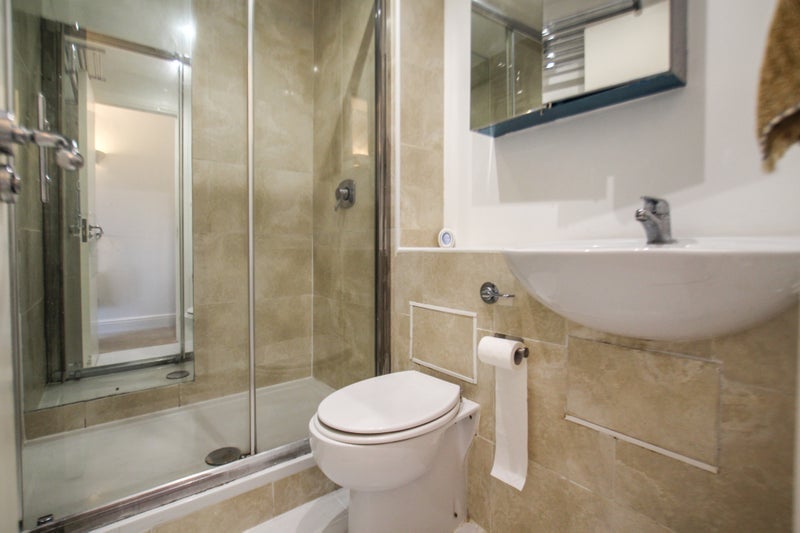 Room Commercial Road in Greater London