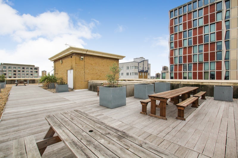 Room Commercial Road in Greater London