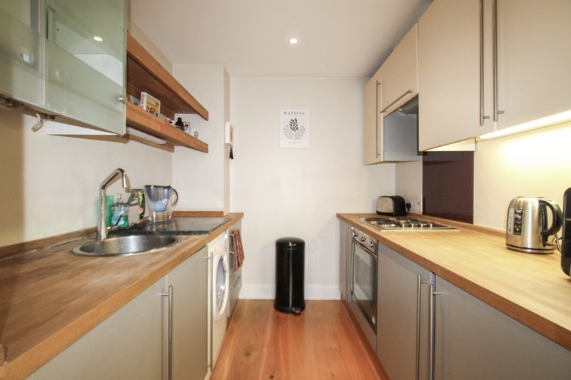 Room Commercial Road in Greater London