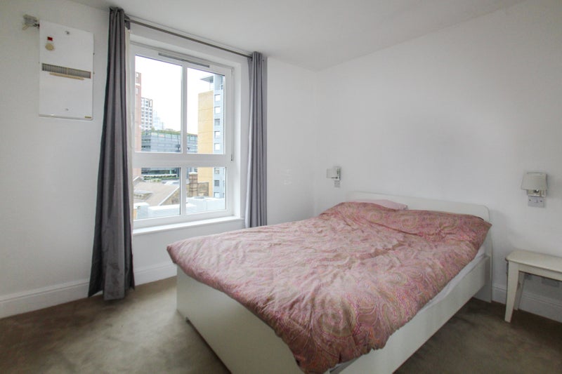 Room Commercial Road in Greater London