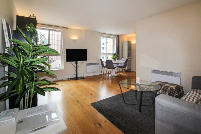 Room Commercial Road in Greater London