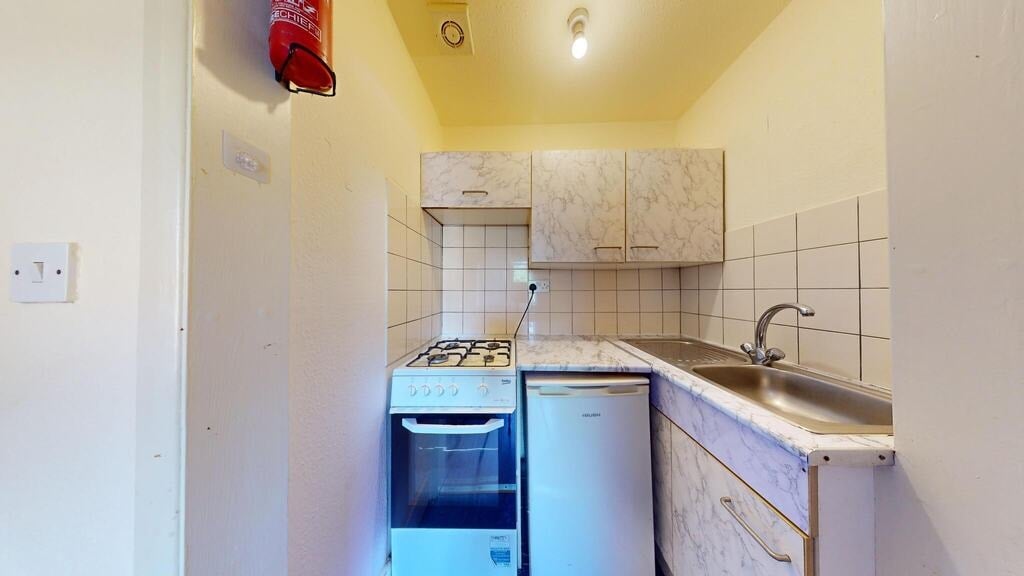 Room Cranhurst Road in Greater London