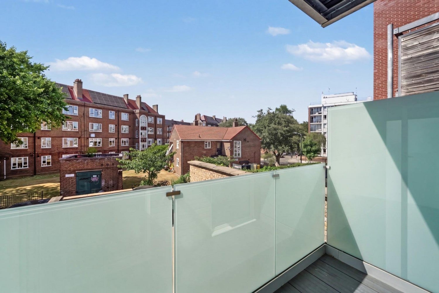 Flat Goldsmiths' Row in Greater London