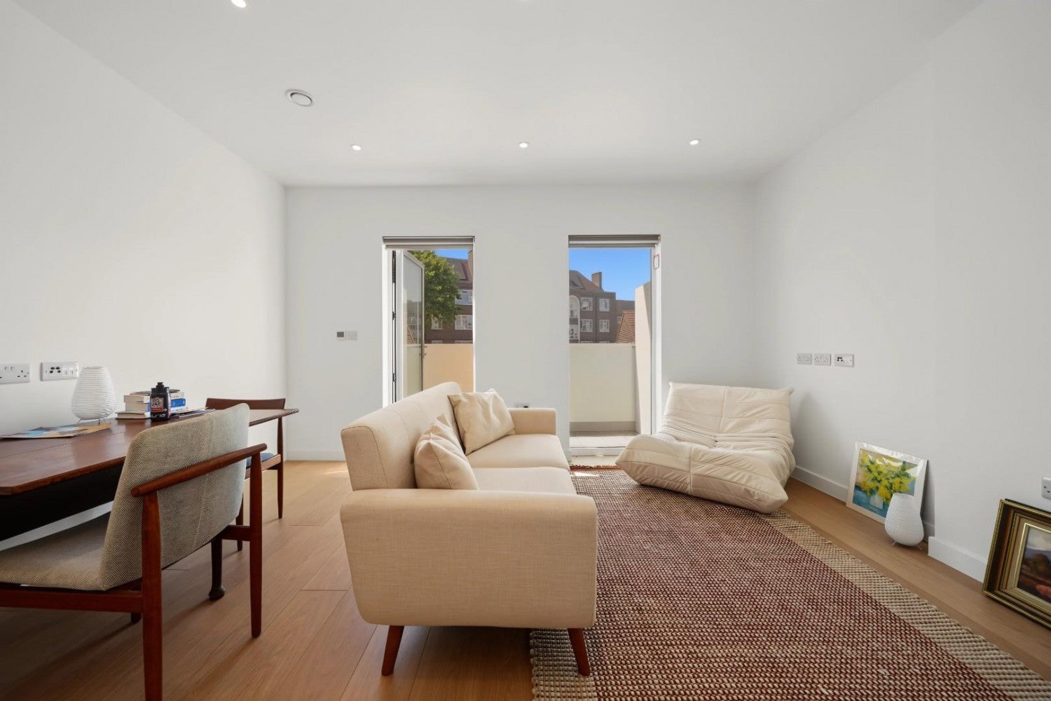 Flat Goldsmiths' Row in Greater London