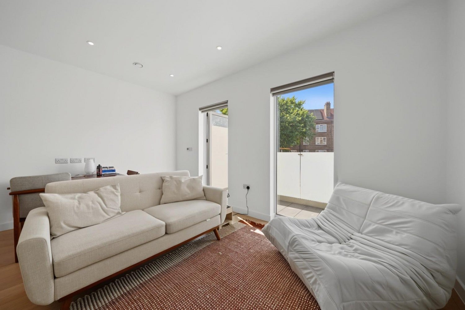 Flat Goldsmiths' Row in Greater London