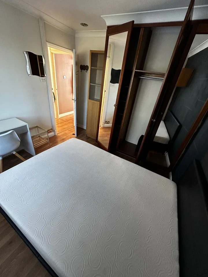 Room Garth Road in Greater London