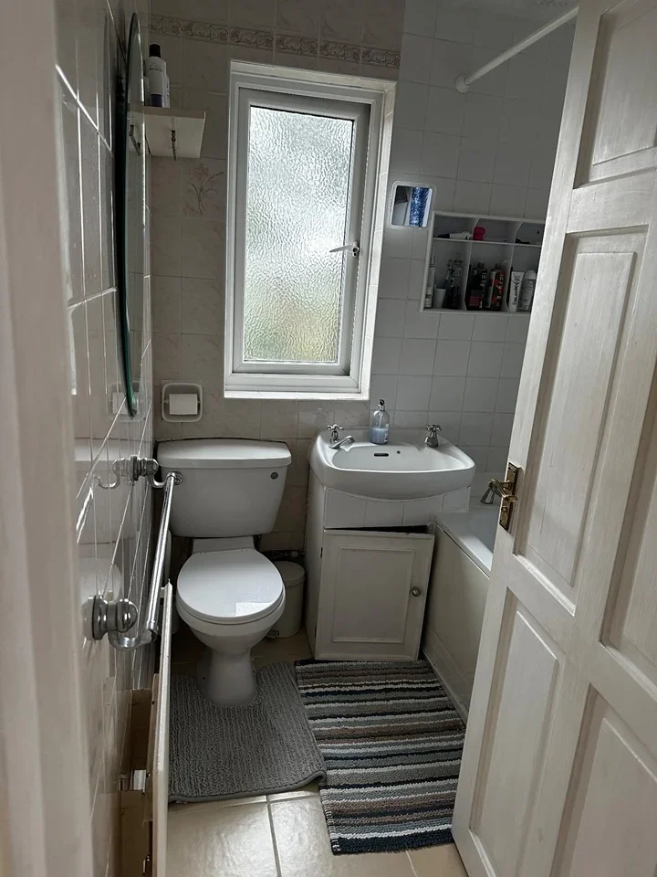 Room Garth Road in Greater London