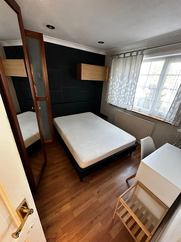 Room Garth Road in Greater London