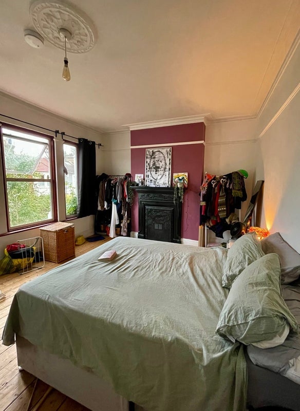 Room Elvendon Road in Greater London