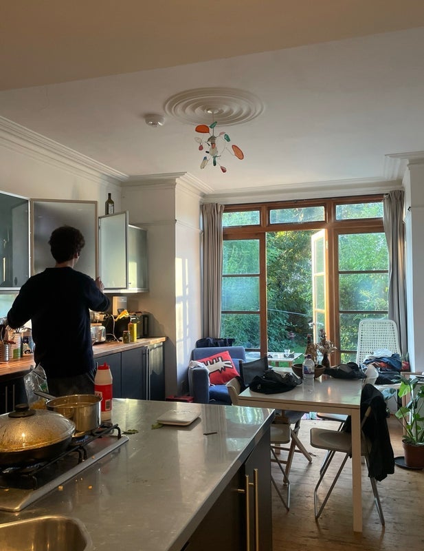Room Elvendon Road in Greater London