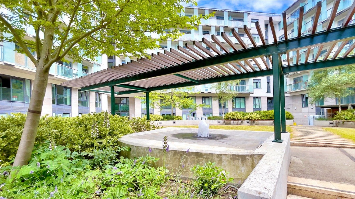Flat Empire Way in Greater London