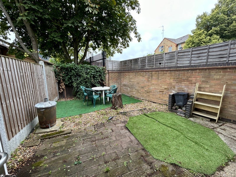 Room Mills Grove in Greater London